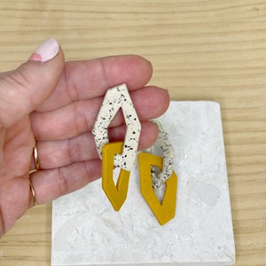 Pendientes geométricos largos de eslavones, pendientes de botón alargados de cadena en color crudo y amarillo mostaza de arcilla polimérica imagen 1