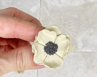 Pendiente de flor blanca grande, pendiente de amapola color crudo, pendiente hecho a mano ligero y llamativo, pendiente original para fiesta