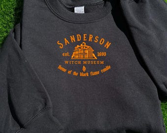 Sanderson Witch Museum geborduurde ronde hals