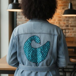 Medium - Återvunnen denim med Ankara/Mudcloth | Unik handgjord jacka med Adinkra och Bogolan | Hållbart mode | Rättvisemärkta kläder bild 2