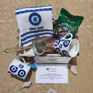Cesto regalo greco, momento del caffè! Caffettiera greca tradizionale, tazza da caffè, strofinaccio da cucina, conchiglie, famoso caffè greco, scatola portaoggetti in legno.