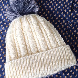 Patrón de tejido fácil para gorro de cable para dama, caballero y unisex Agujas circulares de hilo Aran