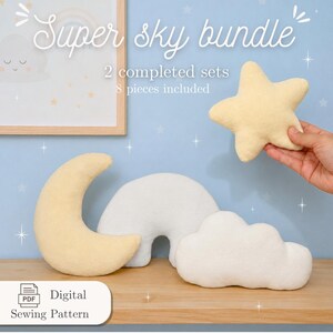 Puede incluir: Un patrón de costura digital titulado Super sky bundle 2 completed sets 8 pieces included con formas de tela de felpa en forma de media luna amarillo pálido, arcoíris blanco, nube blanca y una estrella amarillo pálido sostenida por una mano.