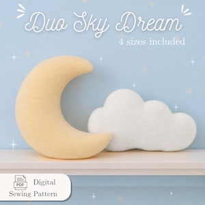 Puede incluir: Un patrón de costura digital titulado Duo Sky Dream que incluye 4 tamaños. La imagen muestra un peluche de media luna de color amarillo pálido y un peluche de nube blanca, ambos con textura suave, sobre un fondo azul claro con estrellas.