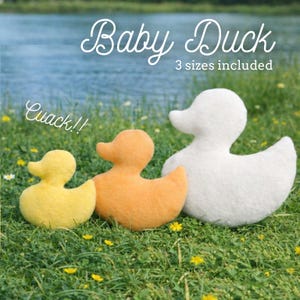 Puede incluir: Una taza de cerámica blanca con asa negra y el texto "But First, Coffee" en negrita negra. La taza se encuentra sobre un fondo borroso, sugiriendo un ambiente acogedor.