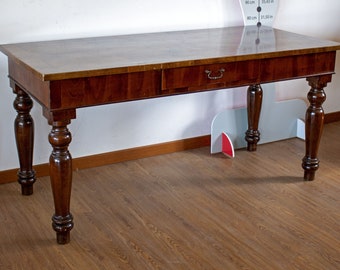 Tavolo da pranzo rustico in legno noce