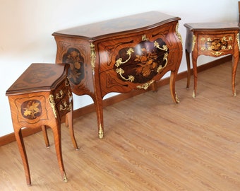Un ensemble de commodes et de tables de chevet de style Louis XV