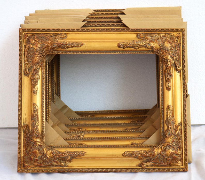 K&ouml;nnte beinhalten: Ein Stapel verzierter goldener Bilderrahmen mit komplizierten Details. Die Rahmen sind aus Holz und haben eine gl&auml;nzende Oberfl&auml;che.