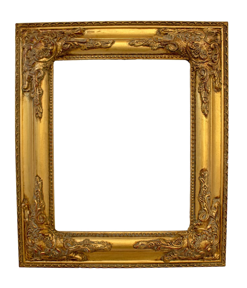 K&ouml;nnte beinhalten: Ein verzierter Bilderrahmen in Gold mit einem dekorativen Design an den R&auml;ndern.