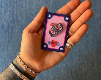 Pin de esmalte de sardina rosa