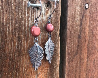 Pendientes de pluma de jaspe ookaíta, con detalles en cobre y metal mixto.
