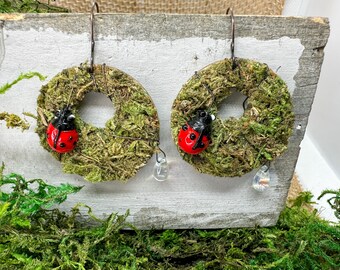 Pendientes de aro de musgo de mariquita, joyería natural estilo cottagecore