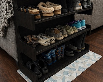 Estante organizador de madera para zapatos de entrada.