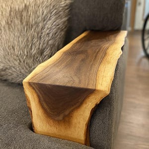 Mesa de sofá con brazo de nogal con borde natural: portavasos de madera rústica hecho a mano
