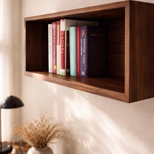 Schwimmendes Bücherregal aus Walnuss mit versteckter Halterung
