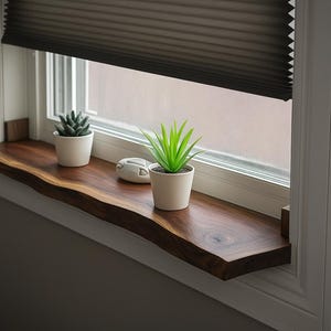Live Edge Nussbaum Fensterbank Regal | Live Edge Pflanzenregal | Übertopf aus Holz für Fensterbank | Wandboard Fensterbankabdeckung | Rustikales Mome Dekor