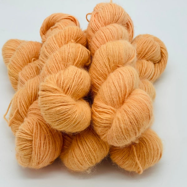 Handgefärbte Baby Fluff Wolle / Farbe: Light Peach