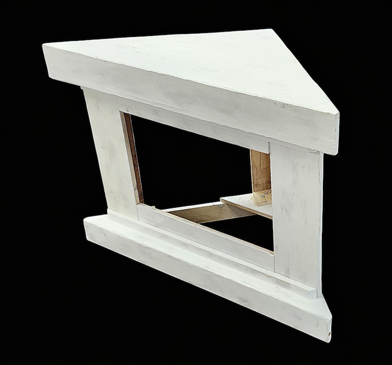 Pu&ograve; includere: Un mobile TV d'angolo bianco con uno scaffale e uno spazio aperto per un televisore. Il mobile &egrave; in legno e ha uno stile rustico e da fattoria.