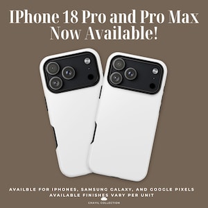 Puede incluir: Dos fundas blancas para smartphone con m&oacute;dulos de c&aacute;mara negros, cada una con tres lentes circulares y un flash. El texto dice: IPhone 18 Pro and Pro Max Now Available! AVAILBLE FOR IPHONES, SAMSUNG GALAXY, AND GOOGLE PIXELS AVAILABLE FINISHES VARY PER UNIT.