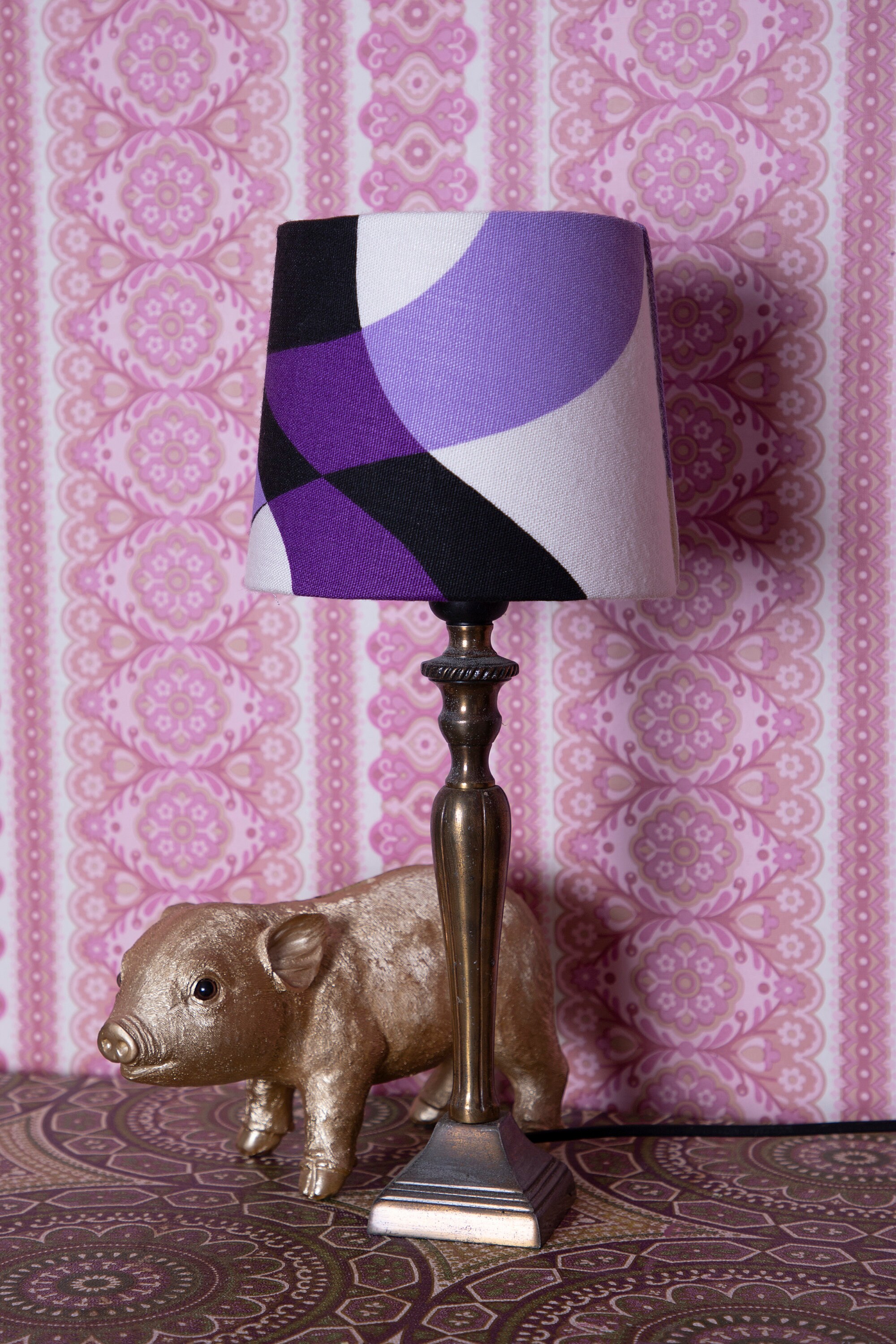 Abat-Jour Fait à La Main de Lamp Love avec Imprimé Vintage Rétro Dans Les Couleurs Violet Noir et Bl