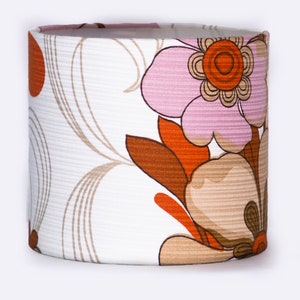 Handgefertigter Lampenschirm mit romantischem Vintage-Print in verschiedenen Farben und Blumen