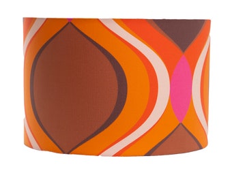 Handgefertigter Lampenschirm von Lampenliefde mit Retro-Aufdruck in den Farben orange-braun, geometrische Formen aus den Siebzigern