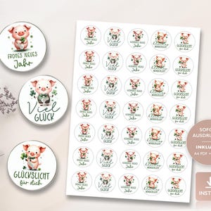 Puede incluir: Hoja de pegatinas redondas con ilustraciones de acuarela de cerdos sosteniendo tr&eacute;boles. Las pegatinas tienen texto en alem&aacute;n, incluyendo "Frohes Neues Jahr" y "Viel Gl&uuml;ck". Las pegatinas est&aacute;n sobre un fondo blanco.