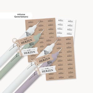 Könnte beinhalten: Eine Auswahl an pastellfarbenen Kerzen in Kegelform mit floralen Designs und Anhängern mit der Aufschrift "von HERZEN". Dazu kommen Stickerbögen mit dem Wort "HERZEN".