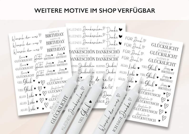 Puede incluir: Un conjunto de velas blancas y tarjetas con texto negro. Las tarjetas presentan frases como "Feliz Cumplea&ntilde;os", "Gracias" y "Buena Suerte", junto con ilustraciones de corazones. El texto "WEITERE MOTIVE IM SHOP VERF&Uuml;GBAR" est&aacute; en la parte superior.