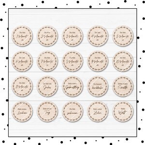 K&ouml;nnte beinhalten: Ein Set aus 18 Holz-Baby-Meilensteinen mit verschiedenen Meilensteinen, die darauf gedruckt sind, wie z. B. "1 Monat alt", "2 Monate alt", "3 Monate alt", "4 Monate alt", "5 Monate alt", "6 Monate alt", "7 Monate alt", "8 Monate alt", "9 Monate alt", "10 Monate alt", "11 Monate alt", "1 Jahr alt", "Erster Geburtstag", "Krabbeln", "Erste Schritte", "Erstes Lachen", "Erster Zahn", "Nach Hause gehen", "Hallo Welt".