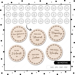 K&ouml;nnte beinhalten: Sechzig runde Holzausschnitte mit verschiedenen Spr&uuml;chen und Designs rund um Schwangerschaft und das erste Jahr eines Babys. Die Spr&uuml;che beinhalten "Du bist jetzt kein Geheimnis mehr", "Dein erstes Ultraschall-bild", "Deinen Hersschlag geh&ouml;rt", "Du bist 3 Monate alt", "Dein erstes Lachen", und "Hallo kleines Wunder".