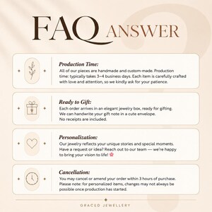 K&ouml;nnte beinhalten: Beige Grafik mit dem Text &bdquo;FAQ ANSWER&ldquo; oben. Die Grafik enth&auml;lt Informationen zu Produktionszeit, Geschenkoptionen, Personalisierung und Stornierungsbedingungen. Der Markenname &bdquo;GRACED JEWELLERY&ldquo; steht unten.