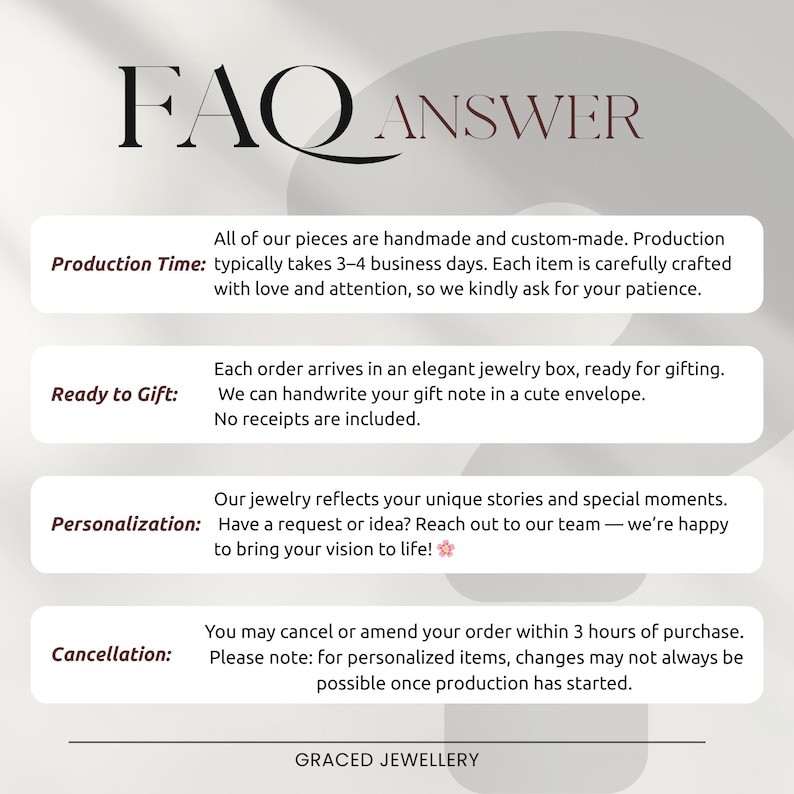 Op de afbeelding: Afbeelding met de tekst "FAQ ANSWER" bovenaan. Het geeft details over de productietijd, cadeau-opties, personalisatie en annuleringsvoorwaarden. De tekst is in een modern lettertype, met de merknaam "GRACED JEWELLERY" onderaan.