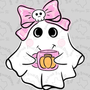 Puede incluir: Un fantasma blanco con un lazo rosa y una calavera en la parte superior del lazo está sosteniendo una taza rosa con una calabaza dentro. El fantasma tiene ojos negros grandes y una boca rosa.