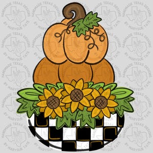 Puede incluir: Ilustración digital de una calabaza con tallo marrón y hojas verdes, apilada sobre un cuenco a cuadros blanco y negro lleno de girasoles. El texto "HANDMADE TEXAS DESIGNS BY MARYSUE TATE" se repite alrededor de la imagen.