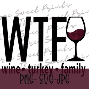 以下が含まれることがあります： 「WTF wine turkey family」と書いてある黒と白のグラフィックテキスト。黒いワイングラスのシルエットが赤いグリッターで満たされています。背景は白で、下部に栗色の境界線があります。
