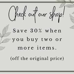 K&ouml;nnte beinhalten: Textgrafik mit floralem Rand. Es steht "Schauen Sie in unserem Shop vorbei! Sparen Sie 30 %, wenn Sie zwei oder mehr Artikel kaufen. (vom Originalpreis)"