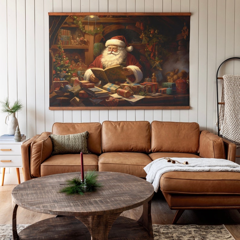 K&ouml;nnte beinhalten: Ein braunes Ledersofa in L-Form mit einer wei&szlig;en Wolldecke auf der Chaiselongue. Ein runder Holz-Couchtisch steht vor dem Sofa. Ein gerahmtes Bild von Santa Claus, der in seiner Werkstatt ein Buch liest, h&auml;ngt an der Wand &uuml;ber dem Sofa.