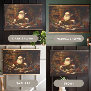 K&ouml;nnte beinhalten: Ein gerahmter Leinwanddruck eines Gem&auml;ldes, das den Weihnachtsmann an einem Tisch zeigt, umgeben von Geschenken und Spielzeug. Er tr&auml;gt einen roten Anzug mit wei&szlig;en Verzierungen und einen wei&szlig;en Bart. Er h&auml;lt ein Buch in seinen H&auml;nden und betrachtet es. Das Gem&auml;lde spielt in einer Werkstatt mit einem Kamin und einem Weihnachtsbaum im Hintergrund.