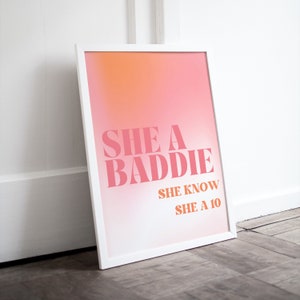 Decorazione per la cameretta di una ragazza adolescente con estetica preppy rosa "She a Baddie" di Ice Spice / Poster con citazioni sulla bellezza / Stampa con testo di canzone / Arte murale Ice Spice