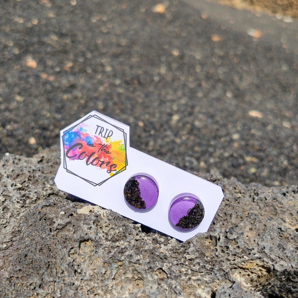 Coloured stud earrings with volcanic rock, coloured little earrings made with resin and stone, rose and violet