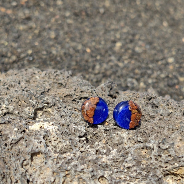 Orecchini a lobo con pietra lavica, orecchini piccoli in resina con pietra naturale, orecchini colorati blu, azzurro