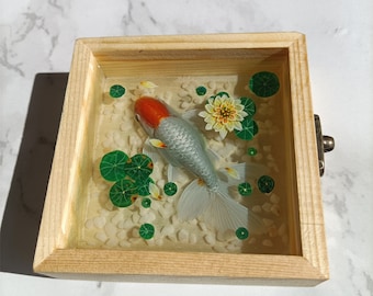 Petit poisson rouge peint à la main dans un bois, peinture en résine 3D, poisson rouge peint à la main, peinture de poissons et crevettes 3D, décoration feng shui