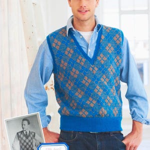 Può includere: Un gilet blu con motivo a rombi marroni. Il gilet è indossato sopra una camicia azzurra e jeans. Una piccola foto in bianco e nero mostra un uomo con un gilet simile. Un'etichetta blu recita "12 aprile 1952."