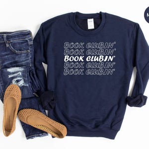 Camiseta de club de lectura, camiseta retro con texto ondulado para club de lectura, regalo para amantes de la lectura, camiseta para bibliófilos. imagen 7