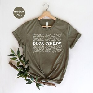 Camiseta de club de lectura, camiseta retro con texto ondulado para club de lectura, regalo para amantes de la lectura, camiseta para bibliófilos. imagen 3