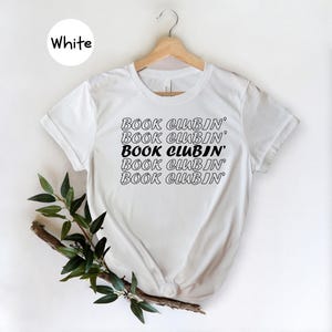 Camiseta de club de lectura, camiseta retro con texto ondulado para club de lectura, regalo para amantes de la lectura, camiseta para bibliófilos. imagen 6