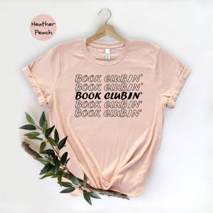 Camiseta de club de lectura, camiseta retro con texto ondulado para club de lectura, regalo para amantes de la lectura, camiseta para bibliófilos. imagen 2