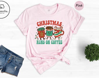 Camiseta "La Navidad funciona con café", Camiseta con diseño de taza de cacao y latte de jengibre, Sudadera retro para amantes del café navideño, Camiseta divertida para regalar en Navidad.