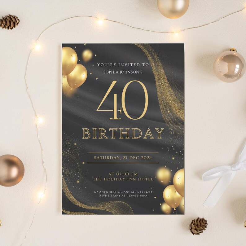 Puede incluir: Una invitaci&oacute;n de cumplea&ntilde;os n&uacute;mero 40 en negro y dorado. La invitaci&oacute;n presenta texto dorado que dice "You're invited to Sophia Johnson's 40 Birthday". Tambi&eacute;n se incluye la fecha y la hora.